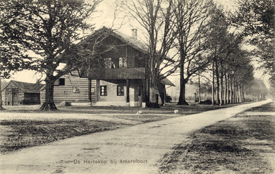 11332 Gezicht op de linker- en voorgevel van de uitspanning De Hertekop te Oud-Leusden (gemeente Leusden) uit het ...
